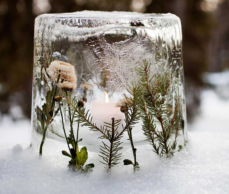 Islykta med granris och blommor